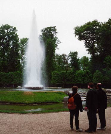 Versaille tourists admiring another fountain