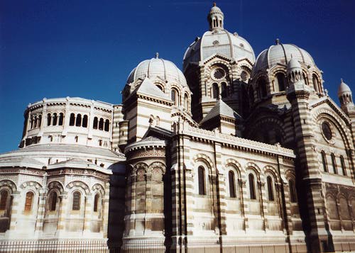 Big cathedral with alternating colors of stone all over it