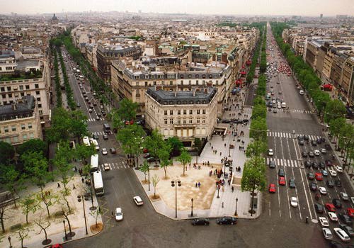 Busy city streets in Paris